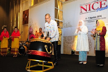 Kadisparkeraf Provinsi Riau, Fahmizal Usman (memukul gong) hadir di pembukaan pameran NICE